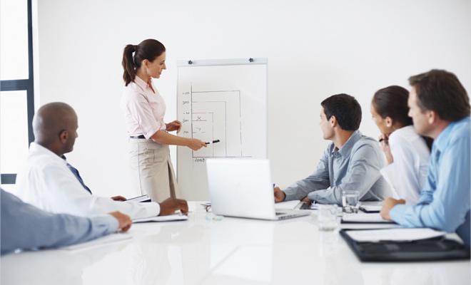 與團隊成員、行業專家和潛在用戶討論解決方案